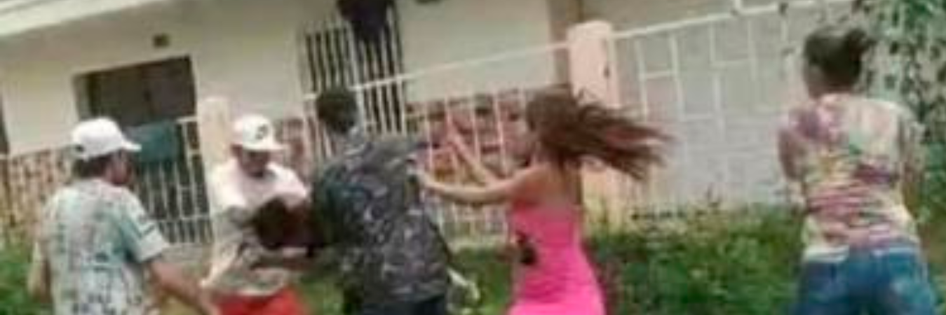 En el video se ve cómo la víctima sufre una golpiza. / FOTO: CAPTURA DE VIDEO DENUNCIAS ANTIOQUIA