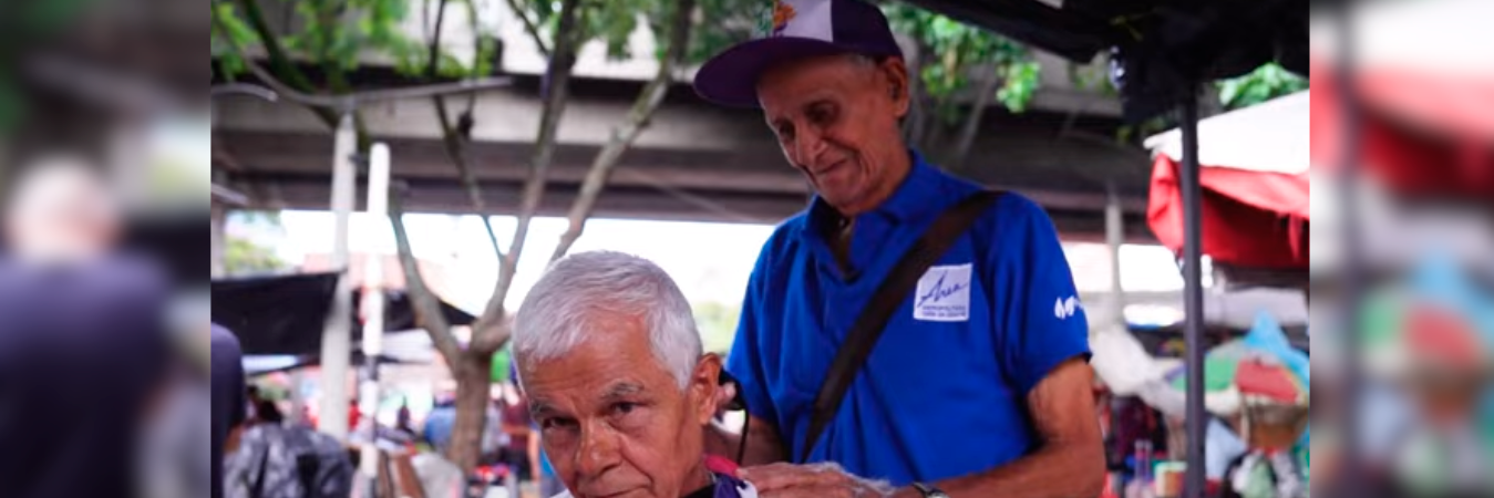El viejito José Darío Zapata llega todos los días a las 8:00 de la mañana a trabajar. /FOTO: CAPTURA DE VIDEO