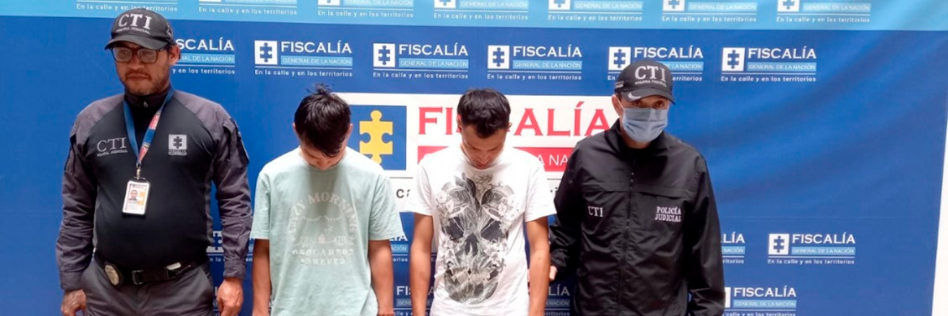 Brayan Estiven Zapata Góez y Camilo Múnera Osorio, tras ser capturados por homicidio agravado y hurto calificado y agravado. /FOTO: CORTESÍA.