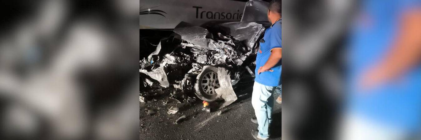 Conductor falleció al chocar con bus y tractocamión en San Luis. / FOTO: MIORIENTE