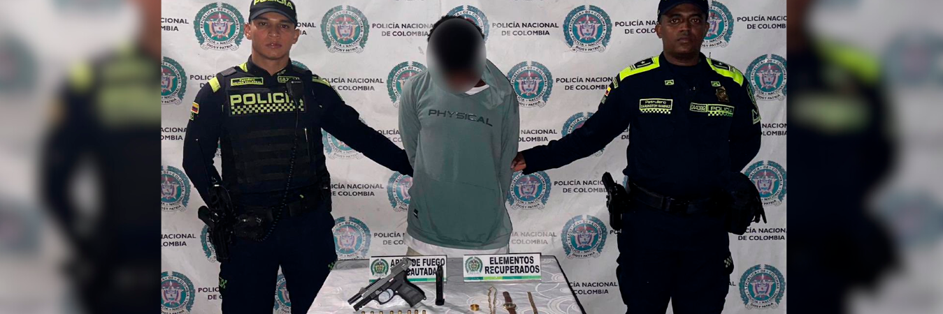 El capturado y los elementos que le incautaron. /FOTO: CORTESÍA