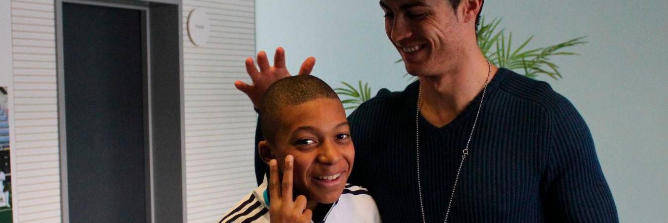 El propio Kylian Mbappé subió en sus redes sociales una foto de su infancia en la que posa al lado de Cristiano Ronaldo. FOTO: @KMbappe