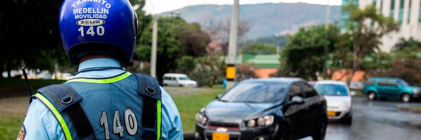 Agente de Tránsito regulando la movilidad. /FOTO: CAMILO SUÁREZ 