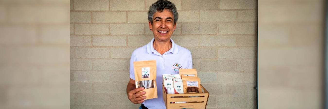 Margot Gómez Giraldo exhibe con orgullo los productos que comercializa. /FOTO: CARLOS VELÁSQUEZ