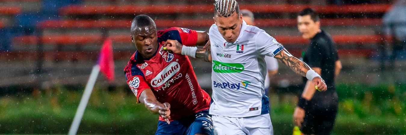 Jhon Palacios disputando un balón con Dayro Moreno. /FOTO: ANDRÉS CAMILO SUÁREZ