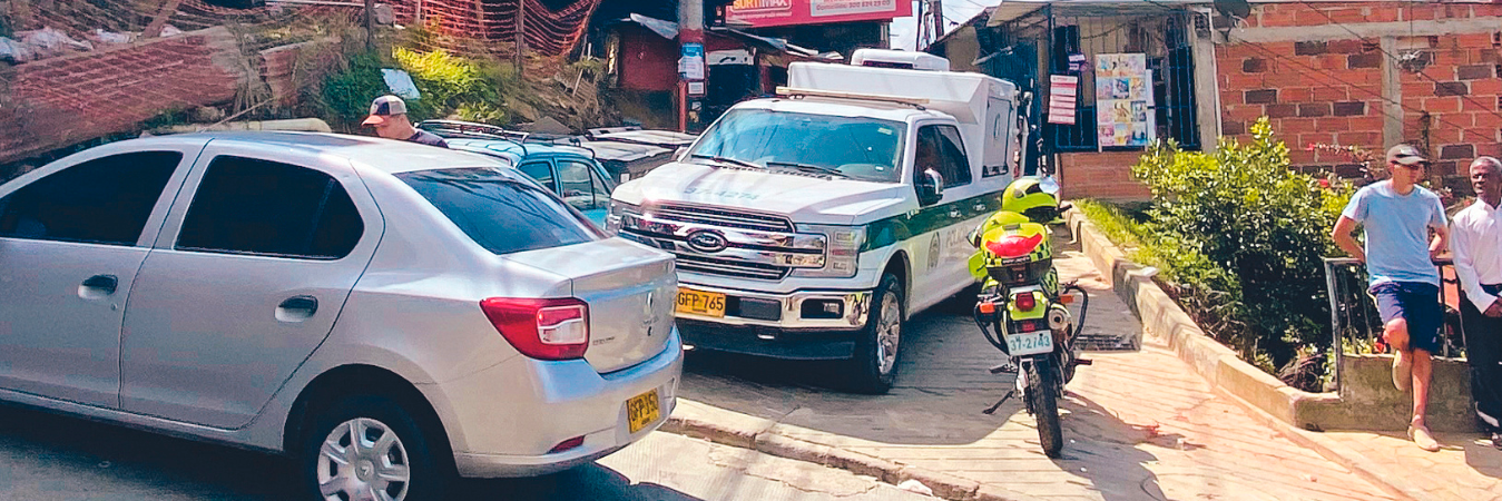 La víctima logró ser sacada a la vía principal por sus vecinos y luego montada a una patrulla de la Policía. /FOTO: ANDRÉS FELIPE OSORIO GARCÍA