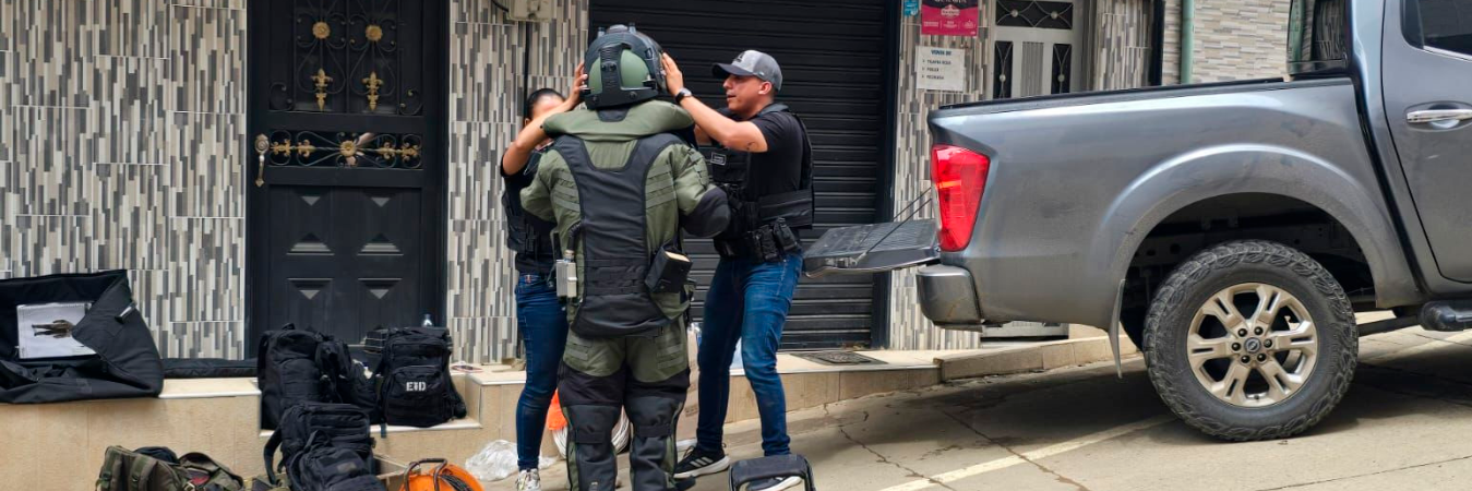 Técnicos antiexpolosivos en Anorí, Antioquia. /FOTO: GOBERNACIÓN DE ANTIOQUIA
