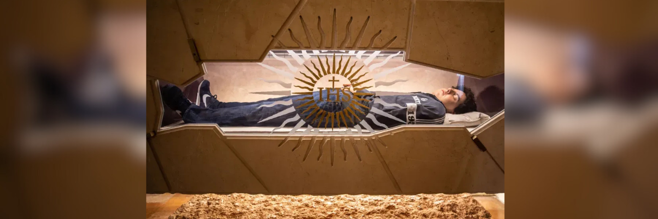 El cuerpo del joven reposa en un cofre, vestido con sudadera, camiseta y tenis Nike, como se vestía normalmente. /FOTO: TOMADA DE FORUM LIBERTAS