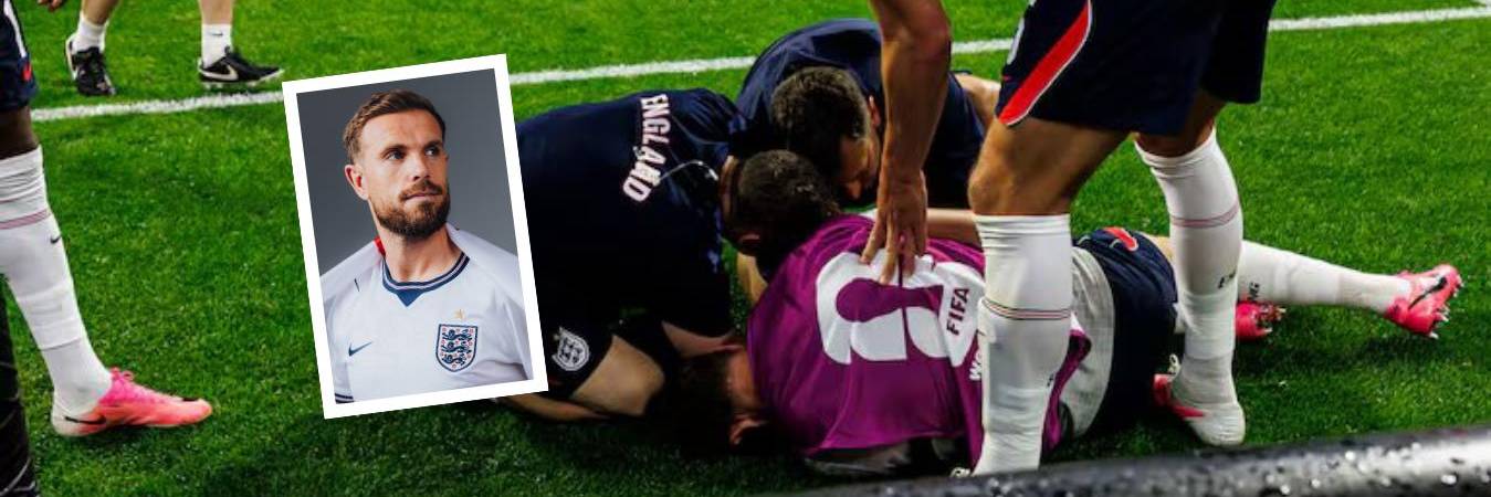 Así eran los gestos de dolor de Jordan Henderson al caer con todo el peso de su cuerpo sobre su mano izquierda. FOTOS: TOMADAS DE X @LA CARABFUTBOL_ (FONDO) E IG @JORDANHENDERSON (DETALLE)