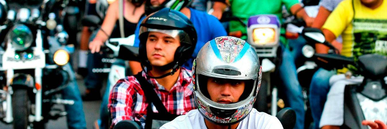 Motociclistas en Medellín. /FOTO: JUAN ANTONIO SÁNCHEZ. 