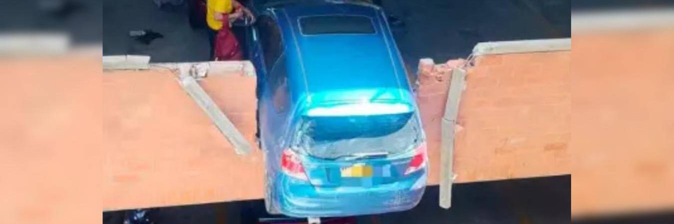 Así quedó el carro en el séptimo piso del edificio. FOTO: BOMBEROS RIONEGRO