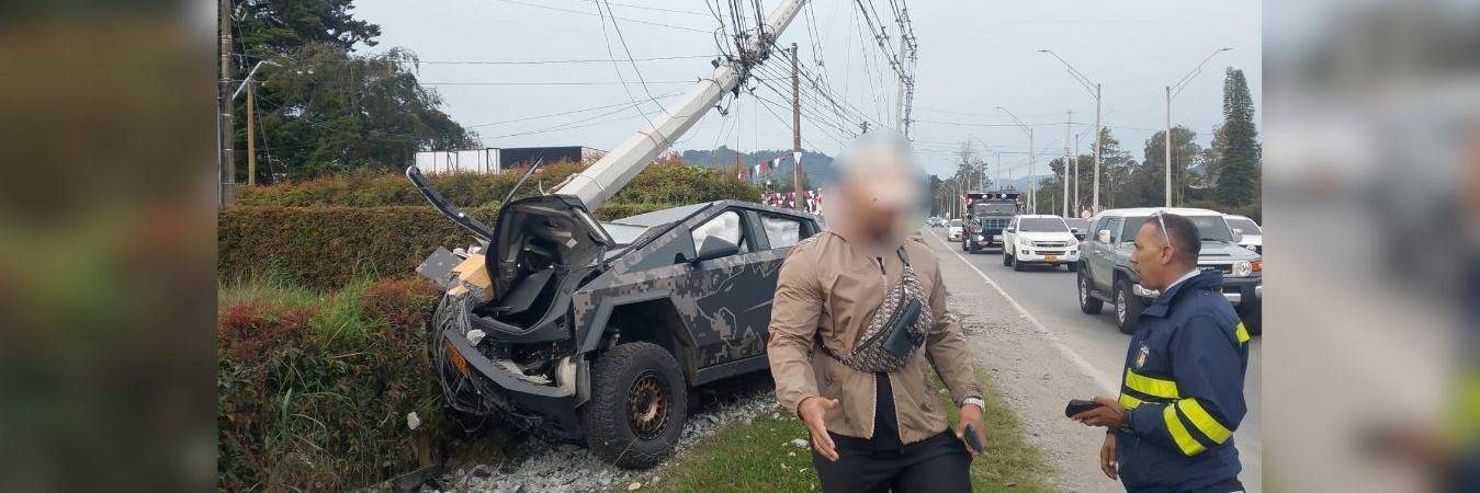 El carro Cybertruck y el supuesto propietario del vehículo en vía de Llanogrande, Rionegro. FOTO: CORTESÍA