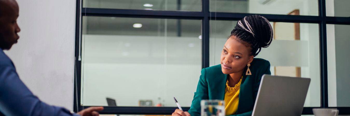 Antes de cada entrevista laboral lo recomendable es prepararse para llegar con la confianza de responder con tranquilidad y obtener buenos resultados./ FOTO: CANVA