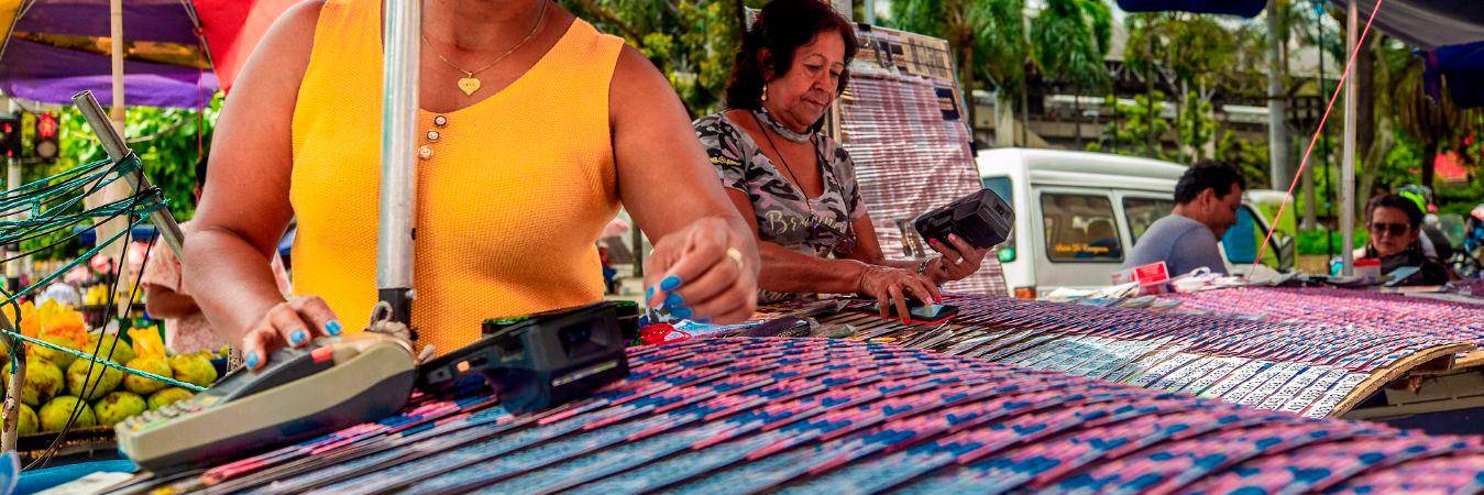 Venta de loterías en el centro de Medellín. /FOTO: CAMILO SUÁREZ. 