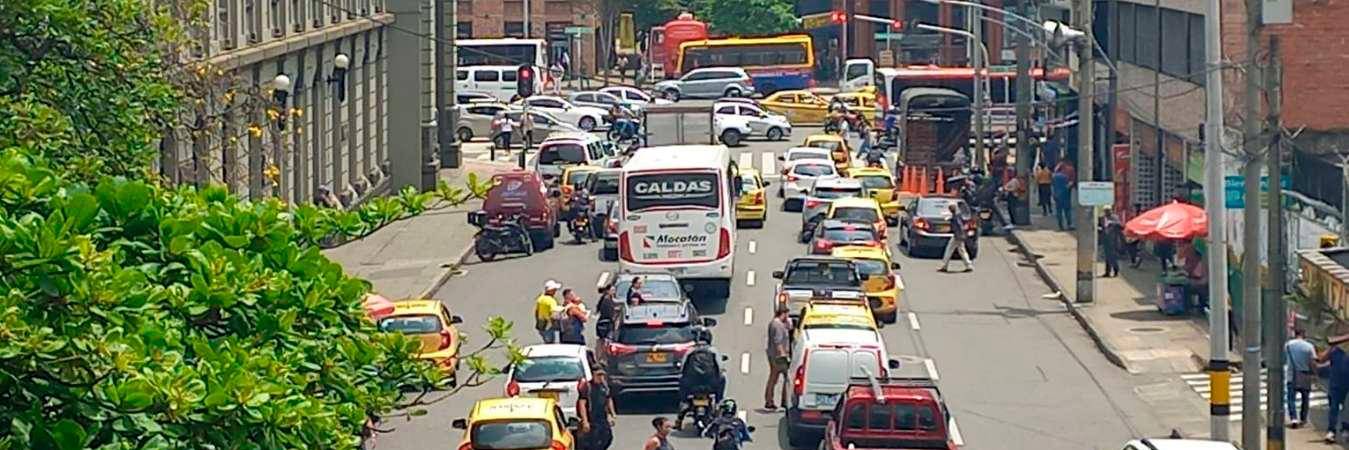 Las altas congestiones que se presentan en Medellín obligaría a replantear el pico y placa. /FOTO: SINDY VALLE. 