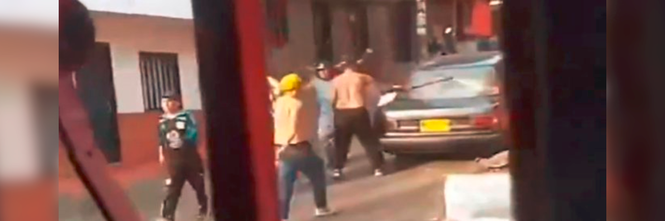 Hinchas destruyeron casas y carros que estaban cerca. / FOTO: CAPTURA DE PANTALLA