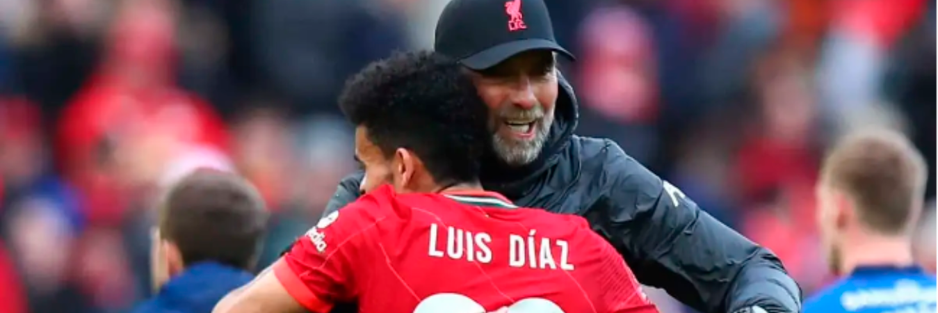 Luis Díaz con el técnico de Liverpool Jürgen Klopp. /FOTO: X @LFC
