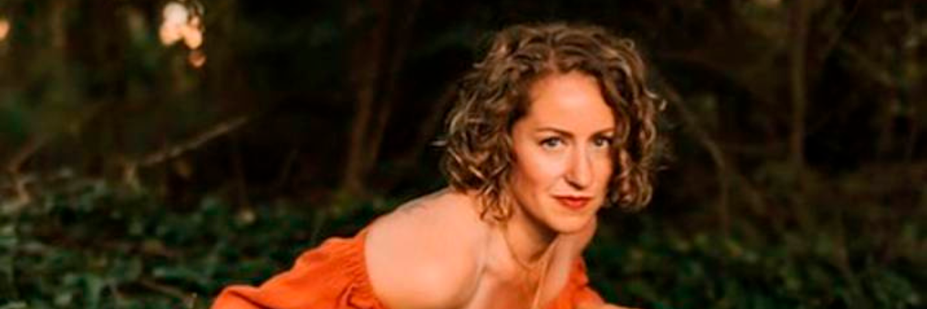 Ella es la mujer que tiene una relación con un árbol