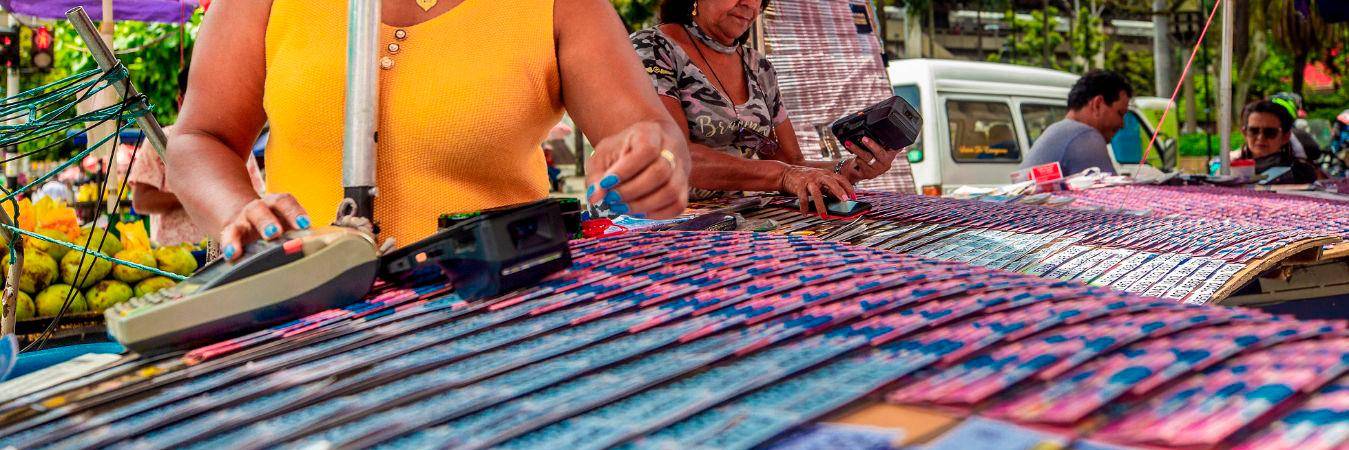 Venta de lotería en el centro de Medellín. /FOTO: CAMILO SUÁREZ. 