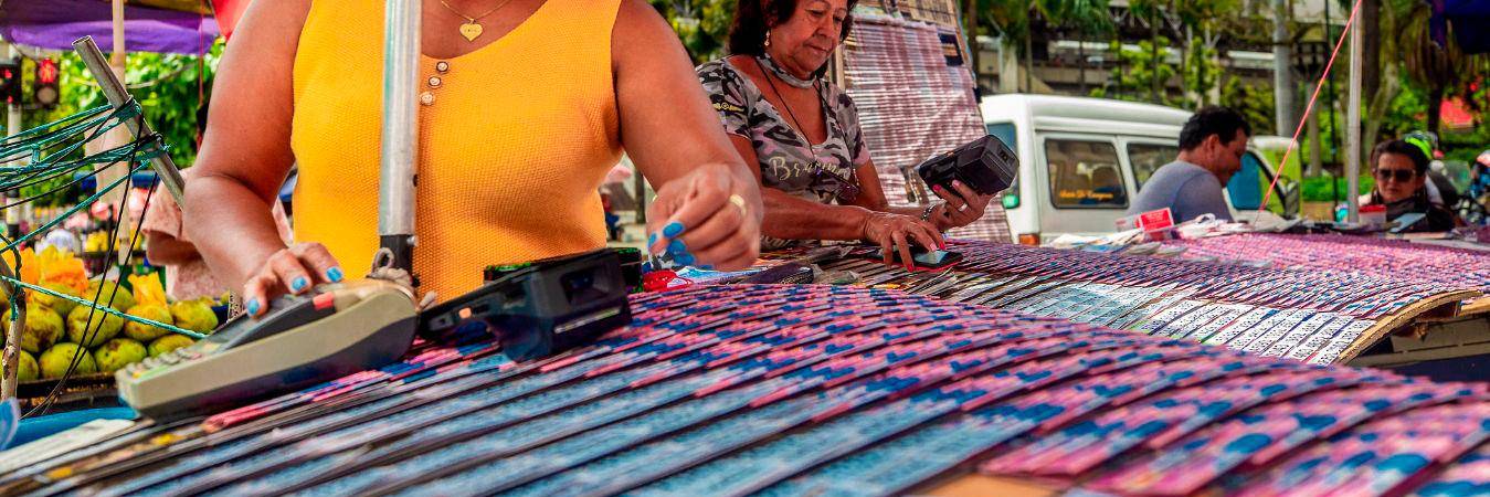 Venta de lotería en el centro de Medellín. /FOTO: CAMILO SUÁREZ. 