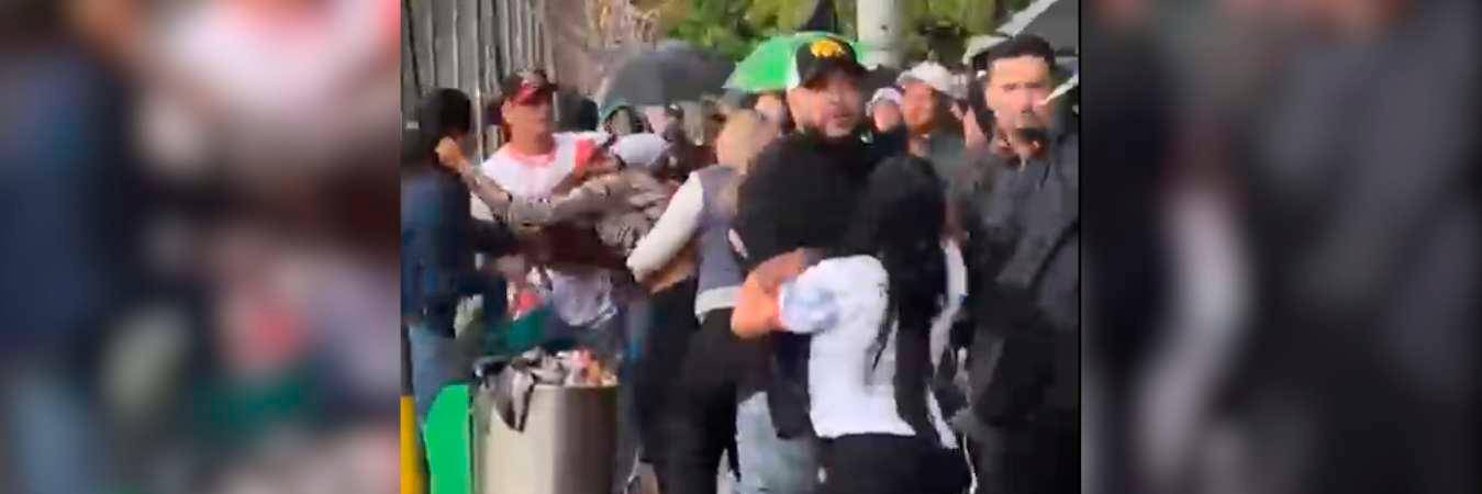 El video muestra a padres y madres atacándose en las afueras de la cancha. / FOTO: CAPTURA DE PANTALLA