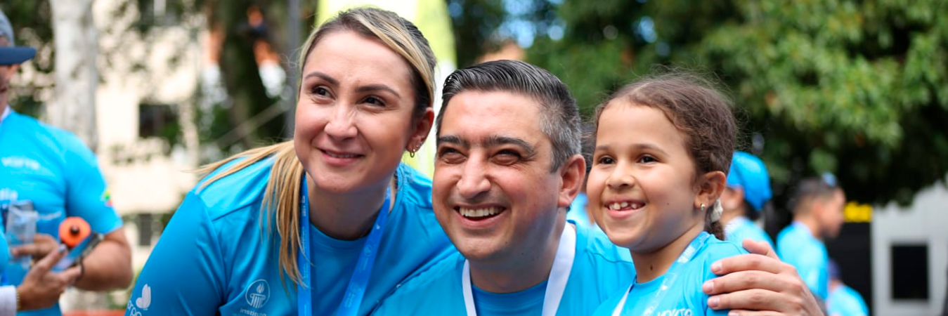 En la foto, el alcalde Diego Torres y su esposa Pilar acompañando a los niños itagüiseños en las actividades. / FOTO: CORTESÍA.