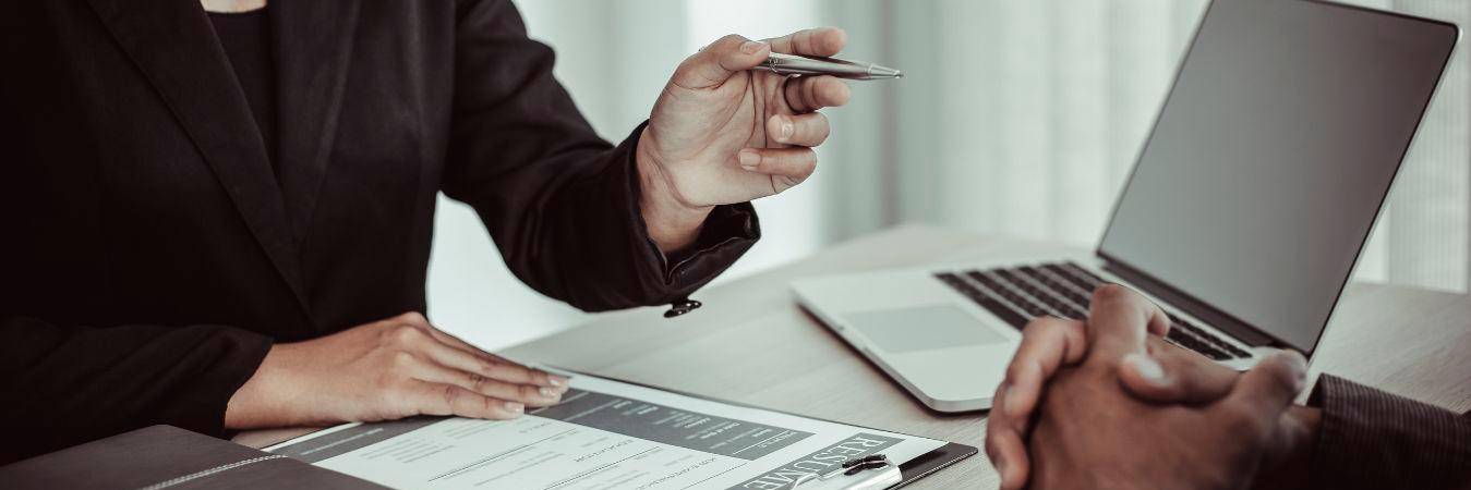 Saber cómo abordar en una entrevista las debilidades que se tienen es clave para dar una buena impresión ante los reclutadores y demostrar seguridad en sí mismo./ FOTO: CANVA.