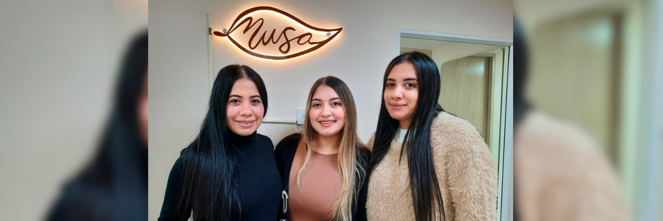 De izquierda a derecha: Rossana, Maryeli y Daniela, las hermanas Suárez dedicadas a hacer cejas y pestañas. /FOTO: DANIEL GONZÁLEZ