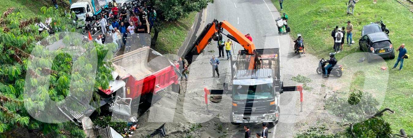 El vehículo transportaba arena. /FOTO: SINDY VALLE.