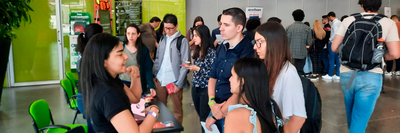 Jóvenes estudiantes buscan opciones para un futuro trabajo en el Talent Fest. /FOTO: DANIEL GONZÁLEZ