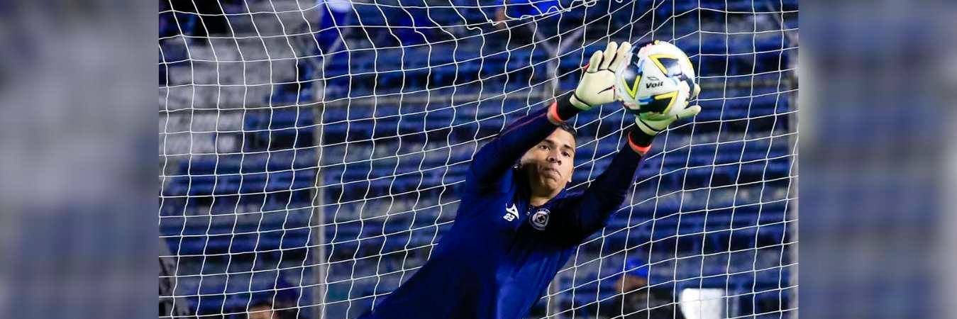 La jugada hizo que el equipo rival aumentara la diferencia de gol. /FOTO: CRUZ AZUL