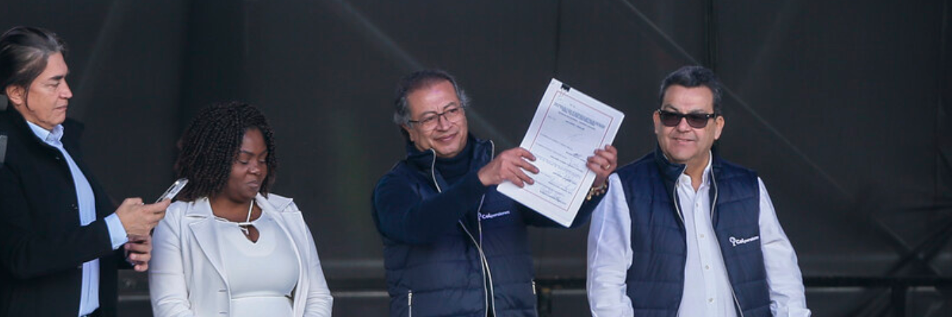 Gustavo Petro firmó el decreto en un acto en la Plaza de Bolívar. / FOTO: COLPENSIONES
