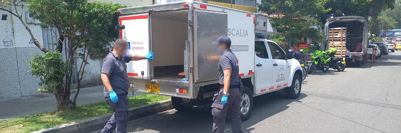 Agentes del CTI de la Fiscalía fueron los encargados de realizar la inspección técnica al cadáver en la clínica y llevarlo a Medicina Legal para los trámites correspondientes. FOTO: ARCHIVO - ANDRÉS OSORIO