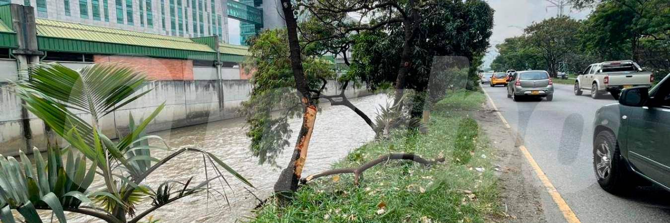 Los bomberos encontraron la moto, pero todavía no se sabe qué pasó con el conductor. / FOTO: SINDY VALLE