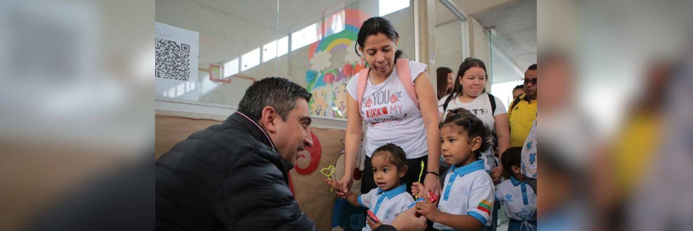 Diego Torres, alcalde de Itagüí, en visita en una de las instituciones educativas del municipio. FOTO CORTESÍA. 