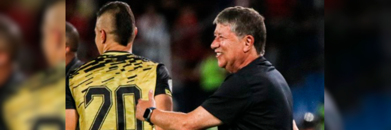 Hernán Darío Gómez dirigiendo su primer partido con Águilas Doradas. /FOTO: INSTAGRAM @aguilasdoradasr