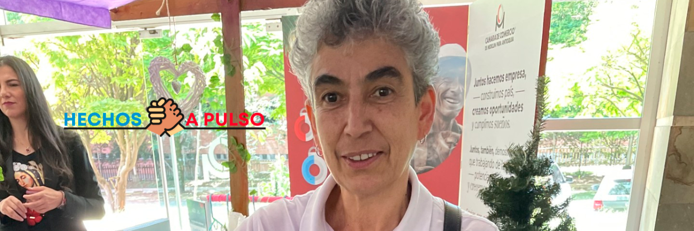 Margot Gómez Giraldo exhibe con orgullo los productos que comercializa. /FOTO: CARLOS VELÁSQUEz