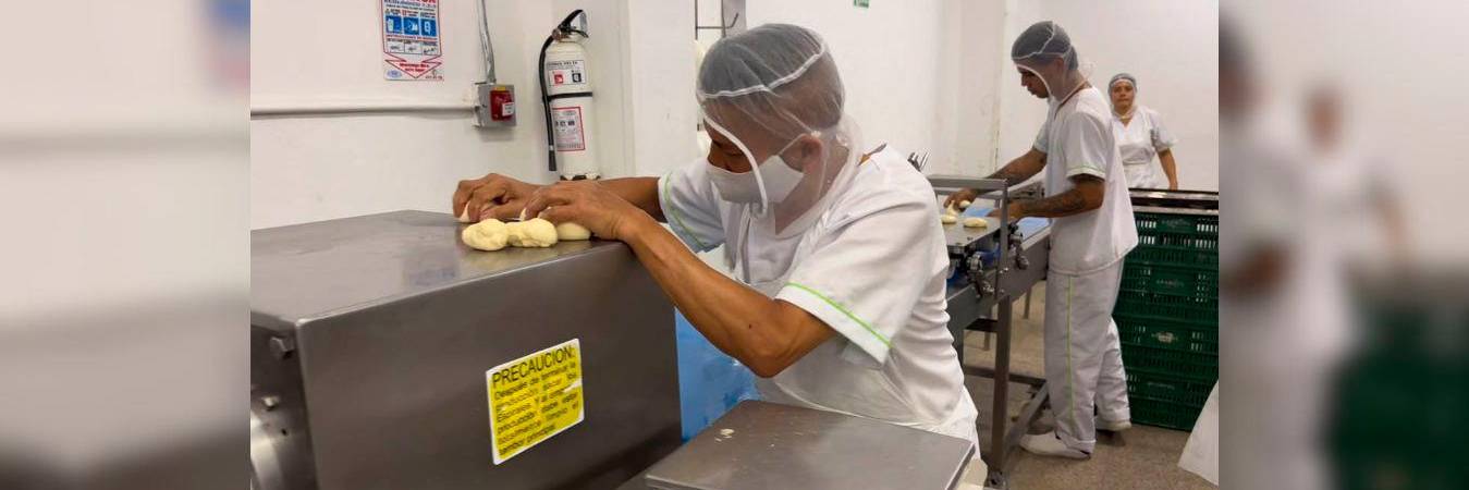 Uno de los emprendimientos apoyados es la panadería familiar Apancol del corregimiento San Cristóbal. / FOTO: CORTESÍA ALCALDÍA DE MEDELLÍN.