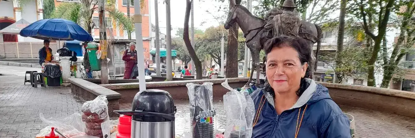 María Eugenia Giraldo es reconocida en San Cristóbal por su puesto de café. Ella vive tranquila por el clima y la amabilidad de la gente. /FOTO: DANIEL GONZÁLEZ