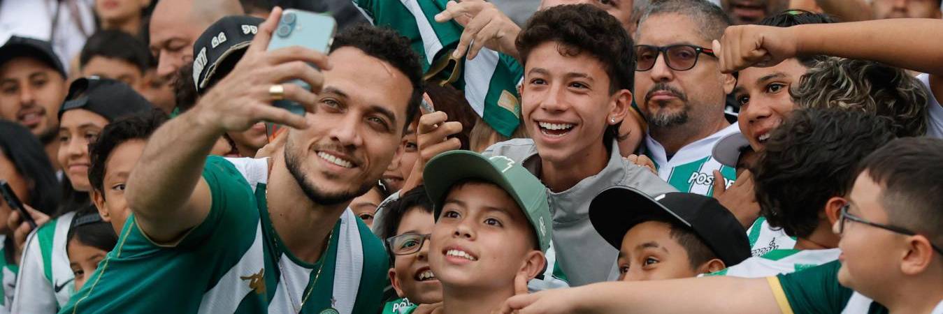 Hélio Neto (izq.) es un exfutbolista brasileño que jugaba como defensa central para el Chapecoense de Brasil. Es uno de los 6 sobrevivientes de la tragedia del vuelo 2933 de LaMia. FOTO: CAMILO SUÁREZ