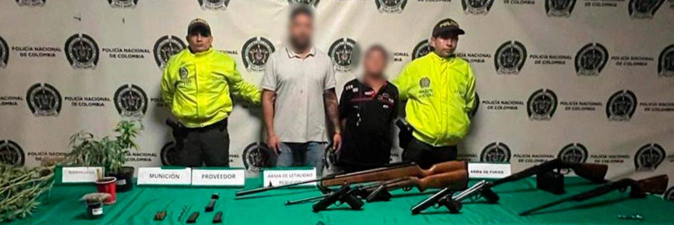 Los capturados, las armas y la marihuana incautadas. /FOTO: POLICÍA NACIONAL