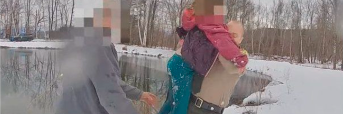 Momento del rescate de la niña en el estanque. /FOTO: TOMADA DE VIDEO 