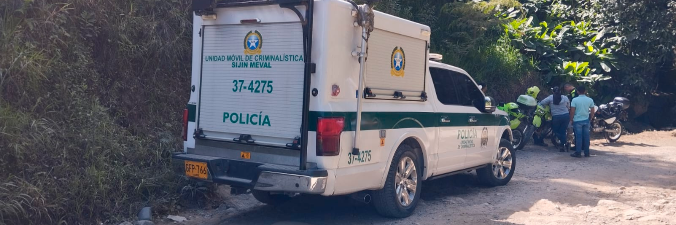 Al lado de una quebrada fue hallado el cadáver de un hombre. /FOTO: GUILLERMO NARANJO.