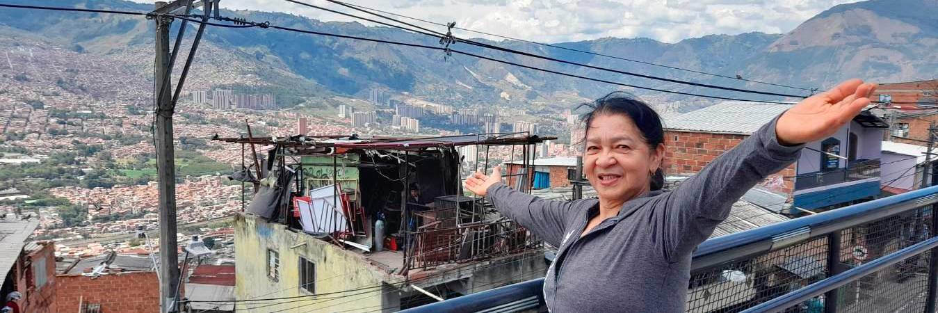 Nélida Londoño es una de las residentes más antiguas del Popular 1. Dice que la transformación del barrio ha sido muy positiva para los sectores vecinos que pertenecen a esta comuna. /FOTO: DANIEL GONZÁLEZ JARAMILLO