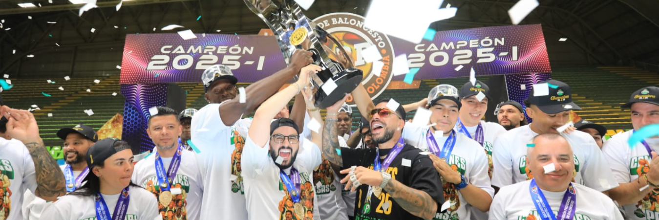 El equipo celebró en el colisero Iván de Bedout su nuevo título., junto a sus aficionados y el artista urbano Ryan Castro (de negrto). / FOTO: ESNEYDER GUTIÉRREZ