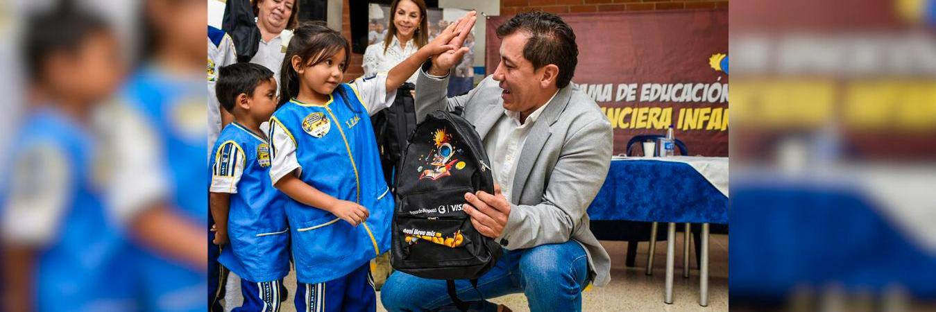 Los estudiantes de dos instituciones educativas de la ciudad ya están desarrollando estas actividades para formarse en educación financiera. /FOTO: ALCALDÍA DE MEDELLÍN.