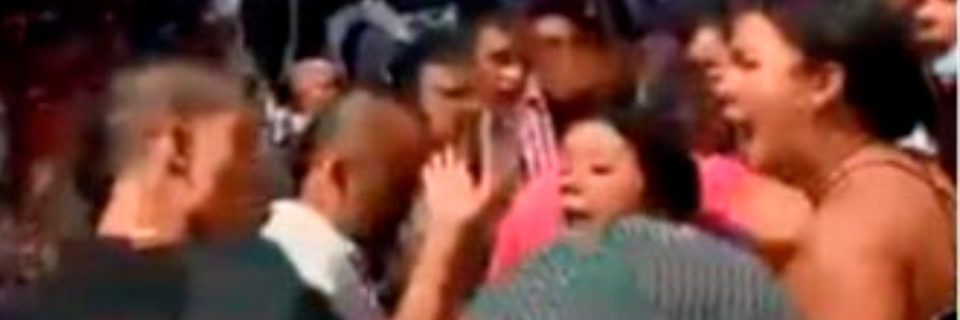 EN VIDEO: Violenta riña entre vendedores informales de Bucaramanga por precios de los dulces para Halloween