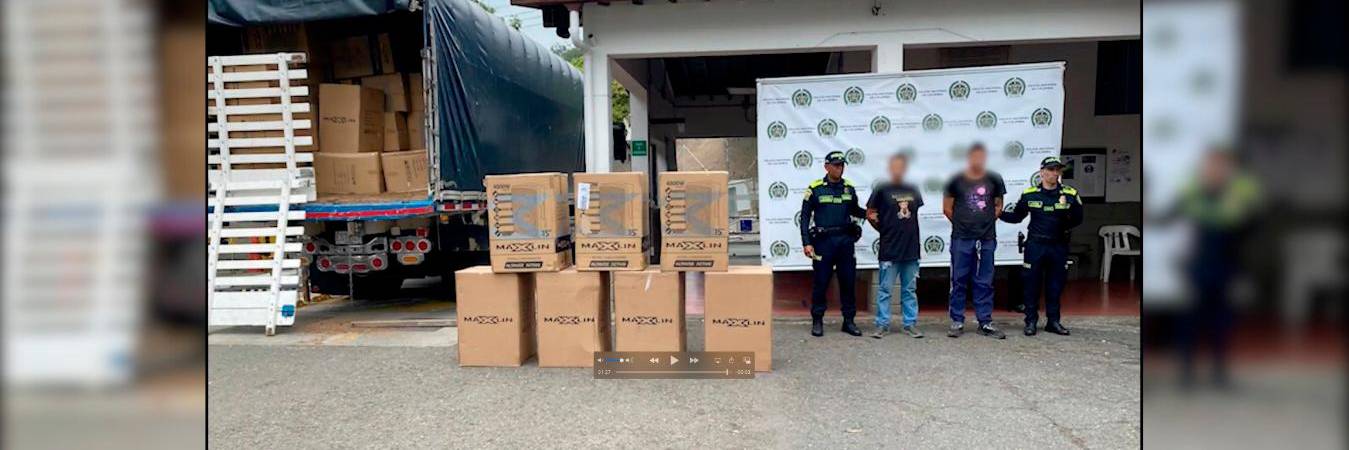 Los capturados con la mercancía recuperada. /FOTO: POLICÍA NACIONAL