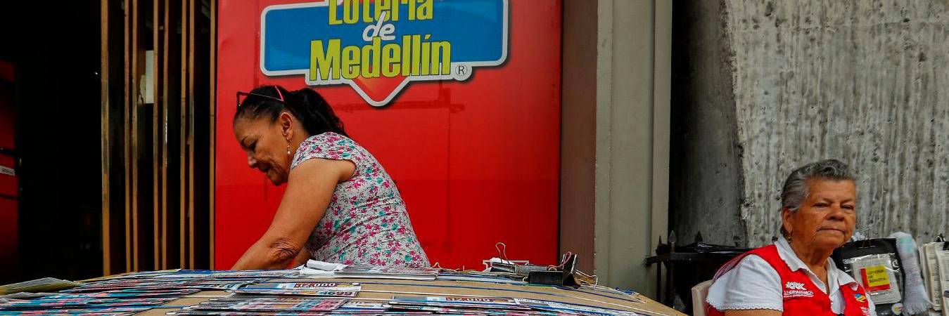Venta de billetes de lotería en la ciudad de Medellín. /FOTO: MANUEL SALDARRIAGA