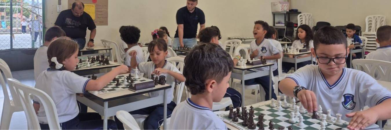 Los niños aprenden y se divierten jugando ajedrez. FOTO: FUNDACIÓN A LA RUEDA RUEDA 